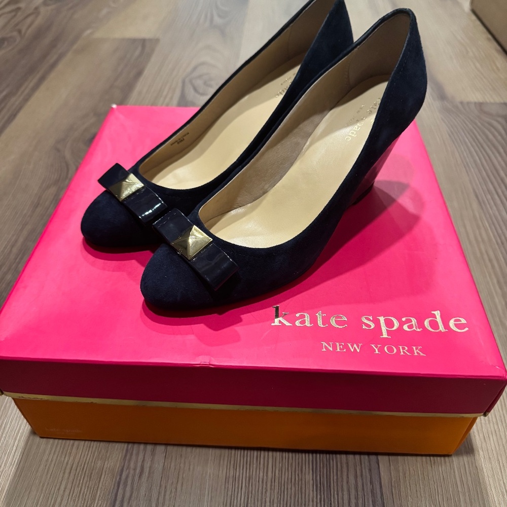 $395 NEW KATE SPADE NEW YORK Cayley Wedges Size 8 8.5 Suede Bow Accent Navy Blue - Picture 2 of 9
